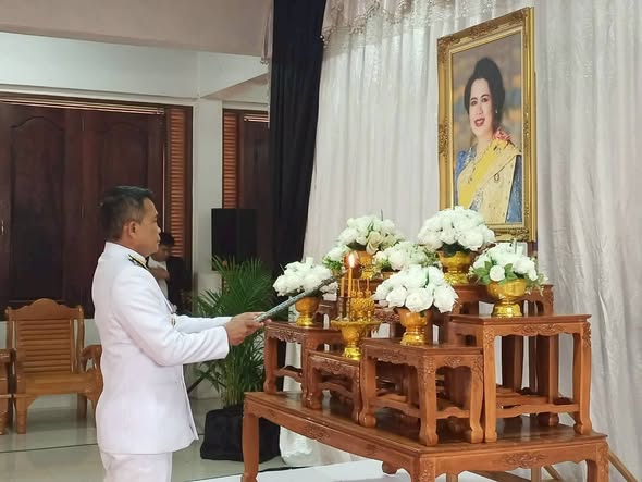  พช.เขมราฐ : ร่วมพิธีถวายน้ำสรงพระบรมศพและลงนามแสดงความไว้อาลัยเบื้องหน้าพระฉายาลักษณ์สมเด็จพระนางเจ้าสิริกิติ์ พระบรมราชินีนาถ พระบรมราชชนนีพันปีหลวง