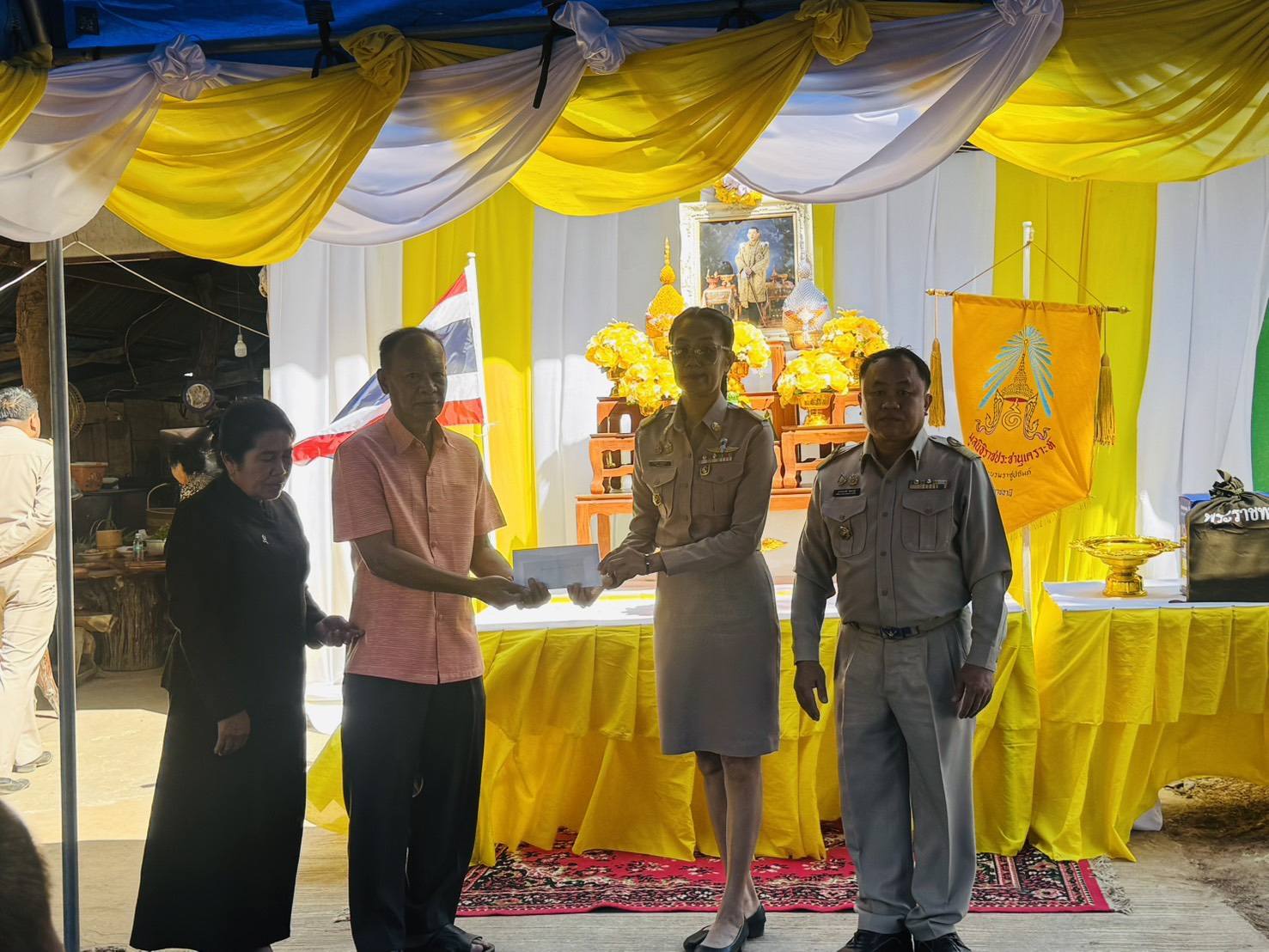  พช.เขมราฐร่วม พิธีมอบสิ่งของพระราชทานในการดำรงชีพเบื้องต้นจาก มูลนิธิราชประชานุเคราะห์ ในพระบรมราชูปถัมภ์