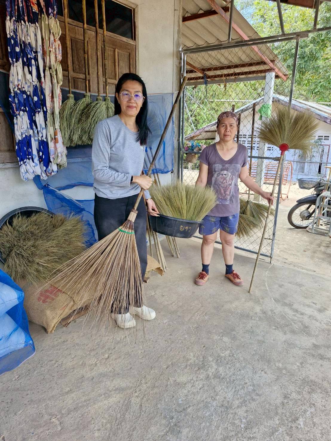 พช.เขมราฐ ลงพื้นที่ให้การสนับสนุนและติดตามการดำเนินงานการขับเคลื่อนกองทุนพัฒนาบทบาทสตรี