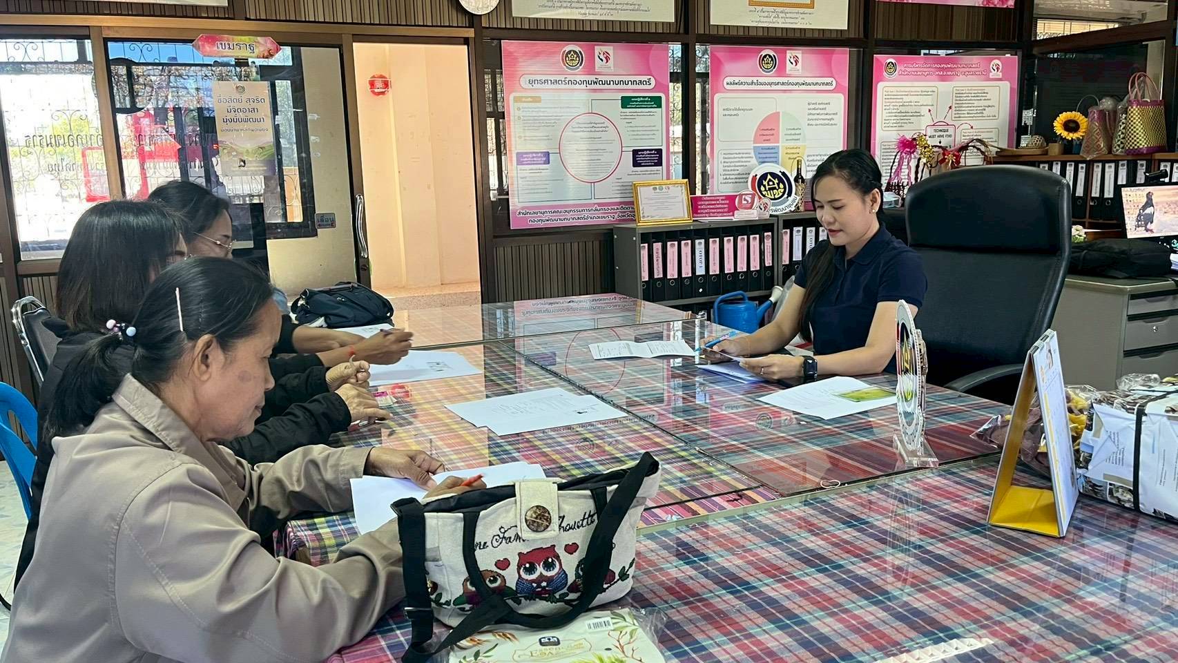  พช.เขมราฐ : ดำเนินการทำสัญญากองทุนพัฒนาบทบาทสตรี ประเภทเงินอุดหนุน ตำบลขามป้อม