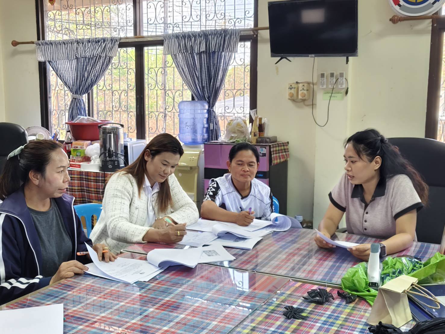 พช.เขมราฐ : ดำเนินการทำสัญญากองทุนพัฒนาบทบาทสตรี ประเภทเงินทุนหมุมเวียน (เงินกู้)