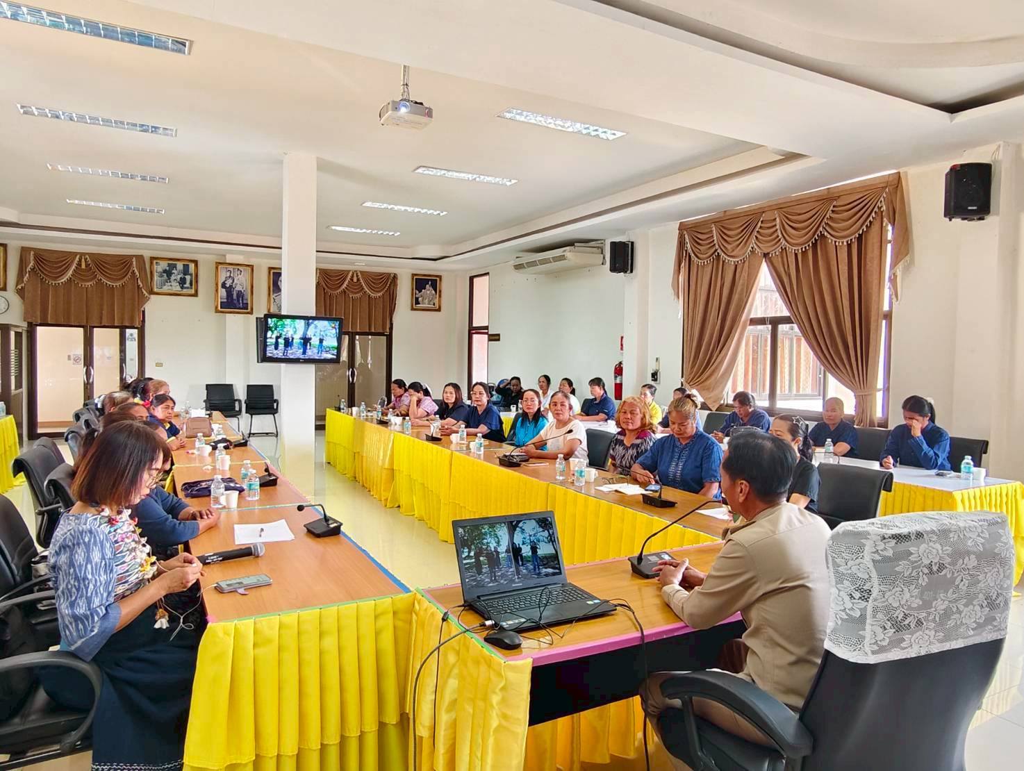 พช.เขมราฐ : ขับเคลื่อนเศรษฐกิจฐานราก หนุนกลุ่มสตรีดำเนินการโครงการเสริมสร้างสมรรถนะสตรี สู่สตรียุคใหม่ ตำบลขามป้อม โดยใช้งบอุดหนุนกองทุนพัฒนาบทบาทสตรี เพื่อเสริมสร้างความเข้มแข็ง